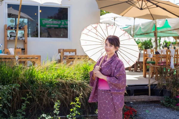 Ragazza Indossa Una Yukata Tradizionale Rosa Che Abito Nazionale Del — Foto Stock