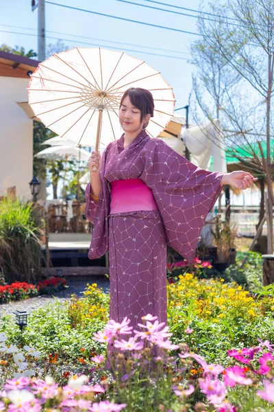 Kız Geleneksel Pembe Yukata Giyiyor Japonya Nın Ulusal Elbisesi Şemsiyesi — Stok fotoğraf