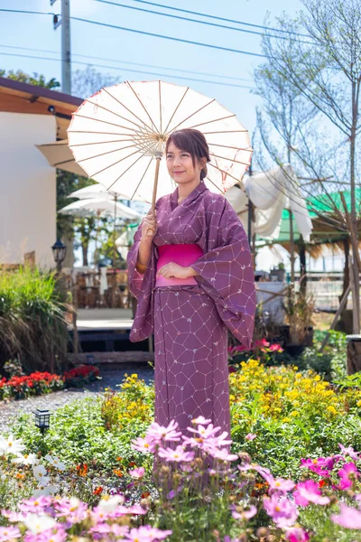 Chica Lleva Yukata Tradicional Rosa Que Vestido Nacional Japón Sostiene — Foto de Stock