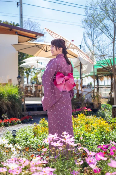 Дівчинка Носить Рожевий Традиційний Юката Національний Одяг Японії Тримає Парасольку — стокове фото