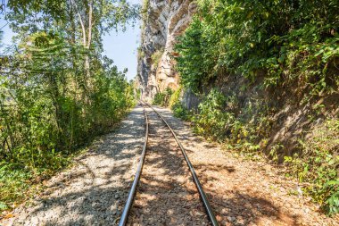Kanchanaburi Tayland 'daki Kwai Nehri' ni geçen Ölüm Demiryolu. Ziyaret için önemli bir yer ve hedef ve 2. Dünya Savaşı tarihi inşa edildi.