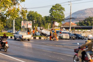 KANCHANABURI THAILAND - 16 Aralık 2019 'da U dönüşü bölgesinin merkezinde küçük bir araba devrildi..