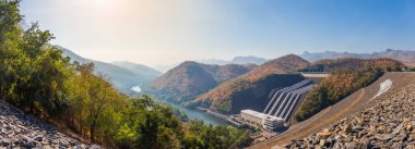 Srinakarin Barajı 'nın çevresindeki panorama manzarası büyük dağları ve Kanchanaburi, Tayland' daki birçok ağacı olan elektrik santrali. Ülkenin batı bölgesinde elektrik üretmek için.