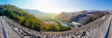 Srinakarin Barajı 'nın çevresindeki panorama manzarası büyük dağları ve Kanchanaburi, Tayland' daki birçok ağacı olan elektrik santrali. Ülkenin batı bölgesinde elektrik üretmek için.