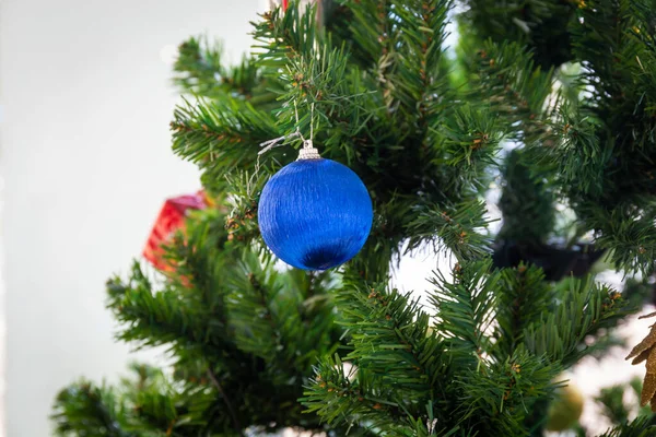 Bola Azul Navidad Colgando Ramas Pino Fiesta Festiva Sobre Fondo — Foto de Stock