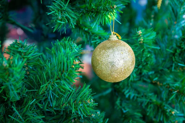 Oro Palla Natale Appeso Rami Pino Partito Festivo — Foto Stock