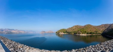 Srinakarin Barajı, Kanchanaburi Eyaleti, Tayland 'daki Dağ ve Nehir Manzarası