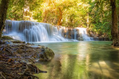 Huai Mae Kamin Şelalesi 'nin manzarası Tayland, Kanchanaburi' deki ormanın derinliklerindeki bir şelaledir..