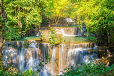 Huai Mae Kamin Şelalesi 'nin manzarası Tayland, Kanchanaburi' deki ormanın derinliklerindeki bir şelaledir..