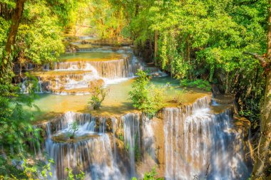 Huai Mae Kamin Şelalesi 'nin manzarası Tayland, Kanchanaburi' deki ormanın derinliklerindeki bir şelaledir..