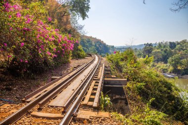 Kanchanaburi Tayland 'da Krasae Mağarası ile Kwai Nehri' ni geçen Ölüm Demiryolu. Ziyaret için önemli bir yer ve hedef ve 2. Dünya Savaşı tarihi inşa edildi.