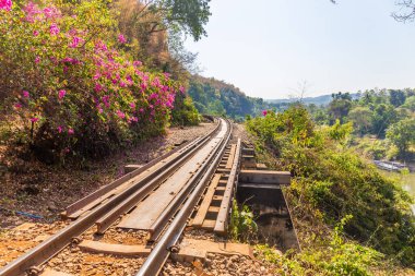 Kanchanaburi Tayland 'da Krasae Mağarası ile Kwai Nehri' ni geçen Ölüm Demiryolu. Ziyaret için önemli bir yer ve hedef ve 2. Dünya Savaşı tarihi inşa edildi.