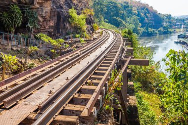 Kanchanaburi Tayland 'daki Kwai Nehri' ni geçen Ölüm Demiryolu. Ziyaret için önemli bir yer ve hedef ve 2. Dünya Savaşı tarihi inşa edildi.
