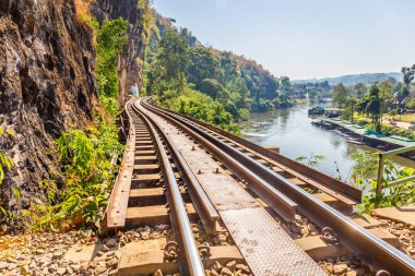 Kanchanaburi Tayland 'da Krasae Mağarası ile Kwai Nehri' ni geçen Ölüm Demiryolu. Ziyaret için önemli bir yer ve hedef ve 2. Dünya Savaşı tarihi inşa edildi.