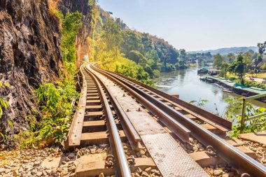 Kanchanaburi Tayland 'daki Kwai Nehri' ni geçen Ölüm Demiryolu. Ziyaret için önemli bir yer ve hedef ve 2. Dünya Savaşı tarihi inşa edildi.