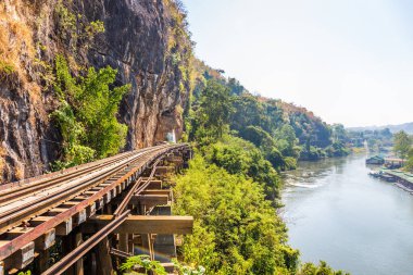Kanchanaburi Tayland 'daki Kwai Nehri' ni geçen Ölüm Demiryolu. Ziyaret için önemli bir yer ve hedef ve 2. Dünya Savaşı tarihi inşa edildi.