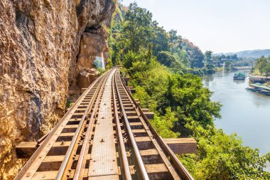 Kanchanaburi Tayland 'daki Kwai Nehri' ni geçen Ölüm Demiryolu. Ziyaret için önemli bir yer ve hedef ve 2. Dünya Savaşı tarihi inşa edildi.