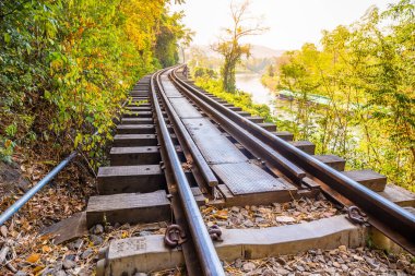 Kanchanaburi Tayland 'daki Kwai Nehri' ni geçen Ölüm Demiryolu. Ziyaret için önemli bir yer ve hedef ve 2. Dünya Savaşı tarihi inşa edildi.