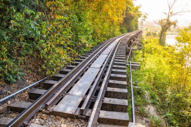 Kanchanaburi Tayland 'daki Kwai Nehri' ni geçen Ölüm Demiryolu. Ziyaret için önemli bir yer ve hedef ve 2. Dünya Savaşı tarihi inşa edildi.
