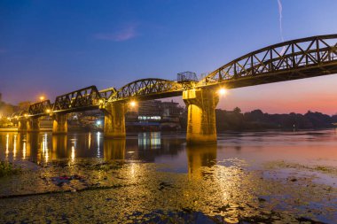 İkinci Dünya Savaşı sırasında Kwai Nehri üzerindeki köprü inşa edildi. Dünyanın dört bir yanından gelen turistler için önemli bir yer ve gidilecek yer. Alacakaranlık vakti