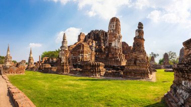 Budist tapınağındaki Wat Mahathat manzarası antik zamanlarda Bangkok yakınlarındaki Ayutthaya 'da inşa edilmiş bir tapınaktır. Tayland