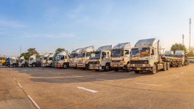 Nakhon Ratchasima, Tayland 17 Şubat 2020. Birçok büyük kamyon diğer ürünleri işlemek için rulo değirmeni önünde billet taşır.