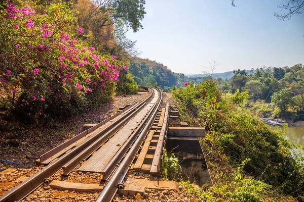 カンチャナブリ タイのクラサエ洞窟とクワイ川を渡る死の鉄道 重要なランドマークと訪問先と第二次世界大戦の歴史を構築 — ストック写真