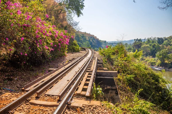 カンチャナブリタイのクワイ川を渡る死の鉄道 重要なランドマークと訪問先と第二次世界大戦の歴史を構築 — ストック写真