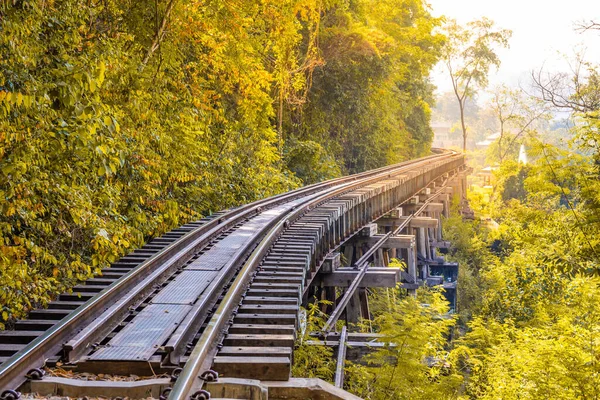 Die Todesbahn Überquert Den Fluss Kwai Kanchanaburi Thailand Wichtiger Meilenstein — Stockfoto