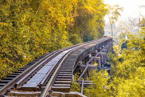 カンチャナブリタイのクワイ川を渡る死の鉄道 重要なランドマークと訪問先と第二次世界大戦の歴史を構築 — ストック写真