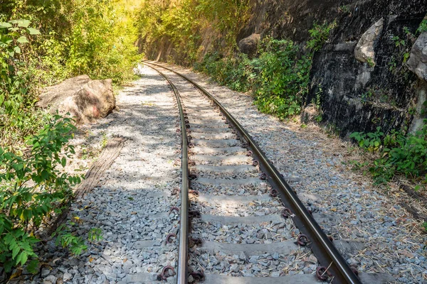 カンチャナブリタイのクワイ川を渡る死の鉄道 重要なランドマークと訪問先と第二次世界大戦の歴史を構築 — ストック写真