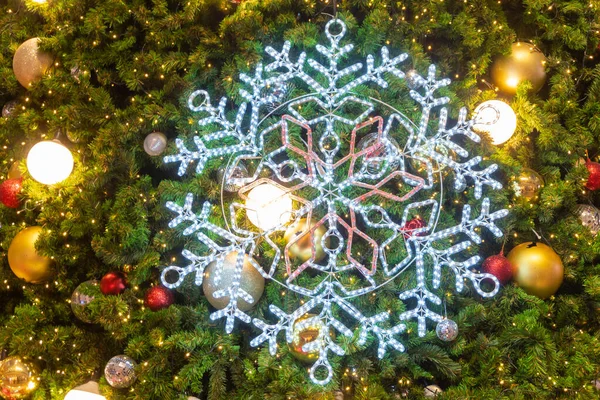 Yılbaşı Kutlamalarında Ağaçtaki Toplarla Süslenmiş Noel Işıkları Odaklanmayı Seç — Stok fotoğraf