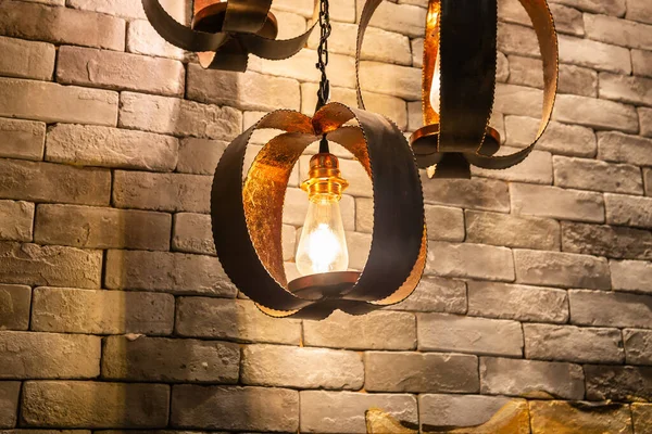 Nahaufnahme Von Dekorativen Antiken Edison Stil Glühbirnen Auf Backstein Wand — Stockfoto