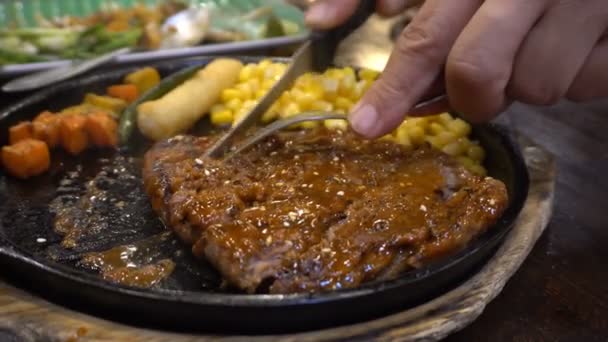 Bife Carne Cortado Mão Uma Frigideira Quente Com Milho Batatas — Vídeo de Stock