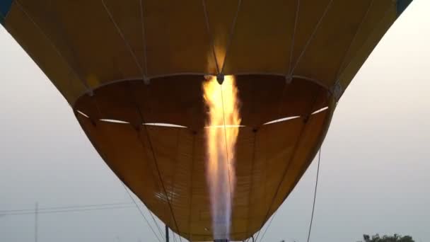 Bezárás Videó Propán Gázégő Színes Hőlégballonok Repül Föld Felett Naplementekor — Stock videók