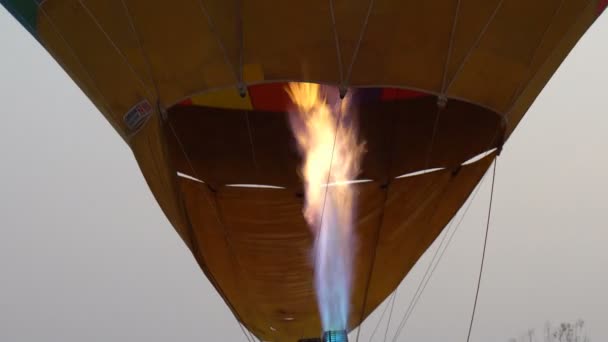 Vidéo Rapprochée Brûleur Gaz Propane Dans Des Montgolfières Colorées Survolant — Video