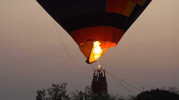 Nahaufnahme Video Von Propangas Feuerbrenner Bunten Heißluftballons Die Bei Sonnenuntergang — Stockvideo