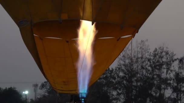 Bezárás Videó Propán Gázégő Színes Hőlégballonok Repül Föld Felett Naplementekor — Stock videók