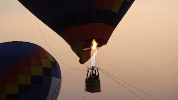 日落时分 色彩斑斓的热气球飞过地面 — 图库视频影像