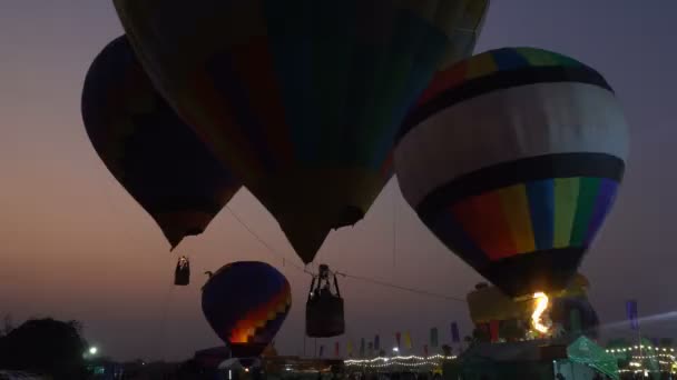 Kolorowe Balony Gorące Powietrze Przelatujące Nad Ziemią Zachodzie Słońca — Wideo stockowe