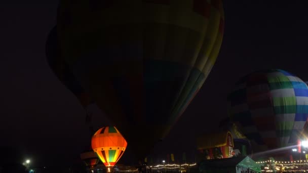 Färgglada Varmluftsballonger Flyger Över Marken Natten — Stockvideo