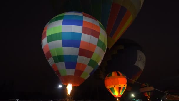 Balões Quente Coloridos Voando Acima Solo Durante Noite — Vídeo de Stock