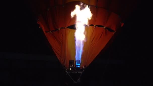 夜に地上を飛んでカラフルな熱気球でプロパンガス燃焼器のビデオを閉じる — ストック動画