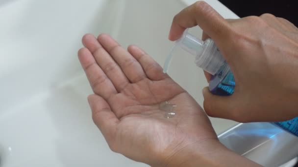 Frauenhände werden mit Händedesinfektionsgel behandelt, um die Ausbreitung des Coronavirus zu verhindern. Wascht euch die Hände. Coronavirus oder COVID-19.