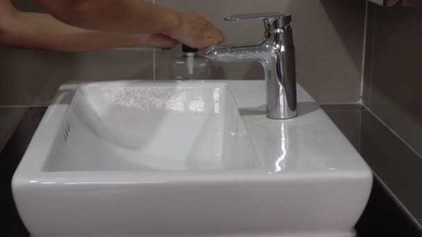 Feche Mãos Femininas Com Tecido Depois Lavar Com Sabão Prevenção — Vídeo de Stock