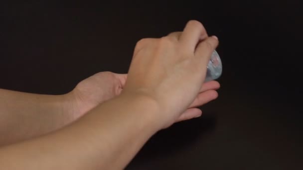 Tangan Wanita Adalah Tuang Tangan Pembersih Gel Untuk Tangan Bersih — Stok Video