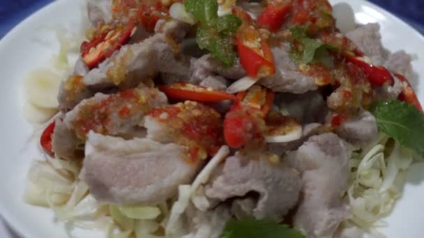 Χοιρινό Λεμόνι Moo Nao Λευκό Πιάτο Φύλλα Δυόσμου Και Πικάντικα — Αρχείο Βίντεο