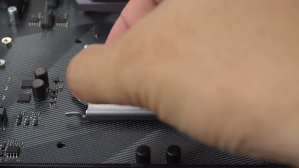 기술자는 Cpu 마이크로프로세서를 메인보드 소켓에 꽂는다 — 비디오
