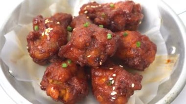 Tavuk budu, Kore soslu gümüş renkli tavada marine edilmiş.