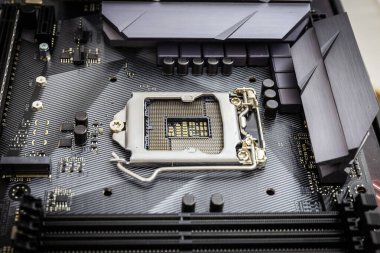 Modern bir bilgisayar siyah anakartının işlemci prizine yakın detay. Elektronik küçük bileşen detayları. Odaklanmayı seç